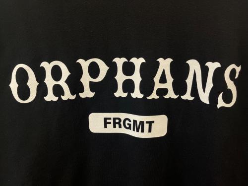 FRAGMENT DESIGN（フラグメントデザイン）FRAGMENT DESIGN (フラグメントデザイン) M.LEAGUE FRAGMENT DESIGN × M.LEAGUE  FRAGMENT ORPHANS  クルーネックスウェット ブラック サイズ:Lの古着・服飾アイテム