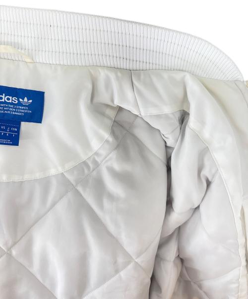 adidas（アディダス）adidas (アディダス) adidas　ロゴ パテッド ボンバー　中綿ジャケット ホワイト サイズ:J Oの古着・服飾アイテム