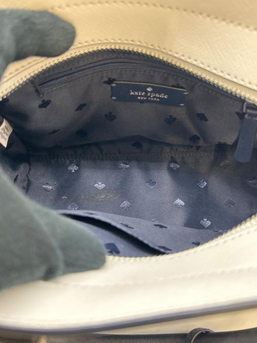 Kate Spade（ケイトスペード）Kate Spade (ケイトスペード) Kate Spade 　デニム スモール サッチェル 　2WAYバッグ ホワイト×ネイビーの古着・服飾アイテム