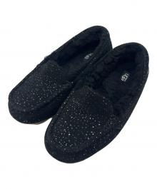 UGG（アグ）の古着「UGG  Ansley Metallic Spots  モカシンシューズ」｜ブラック