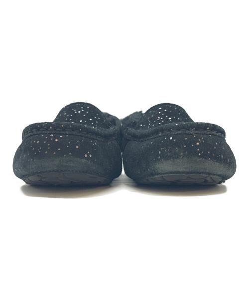 UGG（アグ）UGG (アグ) UGG  Ansley Metallic Spots  モカシンシューズ ブラック サイズ:24の古着・服飾アイテム