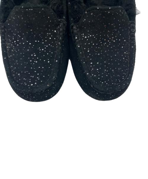 UGG（アグ）UGG (アグ) UGG  Ansley Metallic Spots  モカシンシューズ ブラック サイズ:24の古着・服飾アイテム
