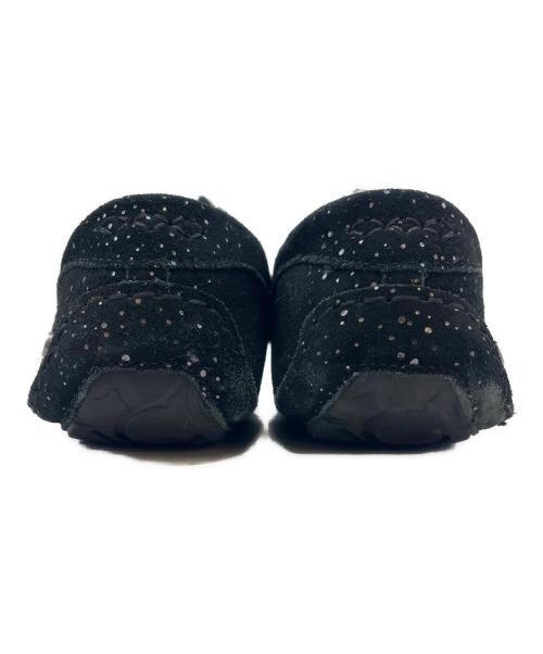 UGG（アグ）UGG (アグ) UGG  Ansley Metallic Spots  モカシンシューズ ブラック サイズ:24の古着・服飾アイテム