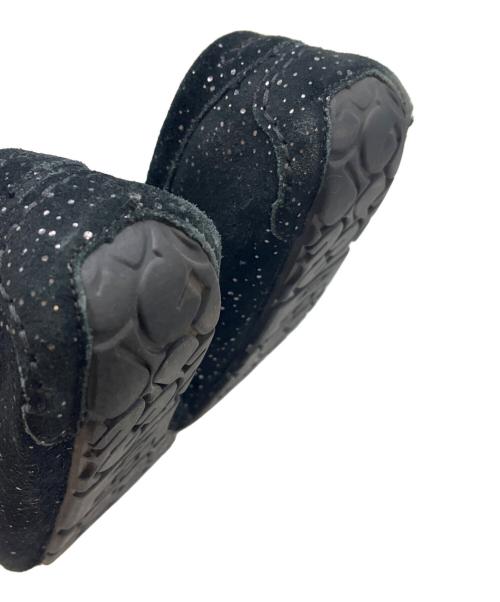 UGG（アグ）UGG (アグ) UGG  Ansley Metallic Spots  モカシンシューズ ブラック サイズ:24の古着・服飾アイテム