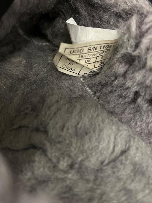 UGG（アグ）UGG (アグ) UGG  ANSLEY  スパークル グラフィティ  モカシンシューズ グレー サイズ:24の古着・服飾アイテム