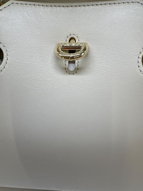 FURLA（フルラ）FURLA (フルラ) FURLA　GENESI L TOTE　トートバッグ アイボリーの古着・服飾アイテム