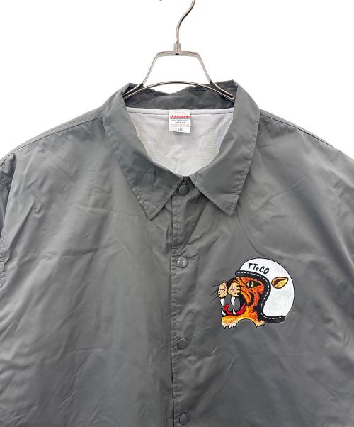 TT&CO.（ティーティー・アンド・カンパニー）TT&CO. (ティーティー・アンド・カンパニー) united athle (ユナイテッドアスレ) TT&CO × united athle　コーチジャケット グレー サイズ:XXLの古着・服飾アイテム