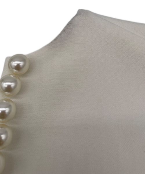 Jines（ジネス）Jines (ジネス) パール付 キーネック×タックスリーブ長袖ブラウス ホワイト サイズ:Mの古着・服飾アイテム