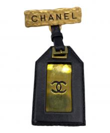 CHANEL（シャネル）の古着「ネームタグブローチ」｜ブラック