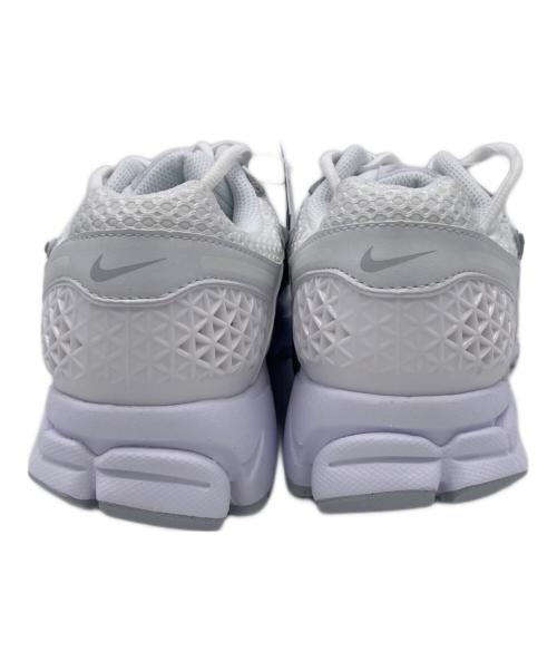 NIKE（ナイキ）NIKE (ナイキ) Womens Zoom Vomero 5 Chrome Toe ホワイト サイズ:24.5cmの古着・服飾アイテム