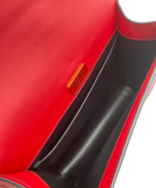 PRADA（プラダ）PRADA (プラダ) バイカラー　ショルダーバッグ レッドの古着・服飾アイテム