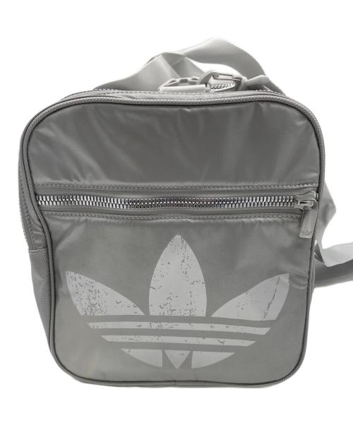 adidas（アディダス）adidas (アディダス) ダッフルバッグ　ボストンバッグ シルバーの古着・服飾アイテム