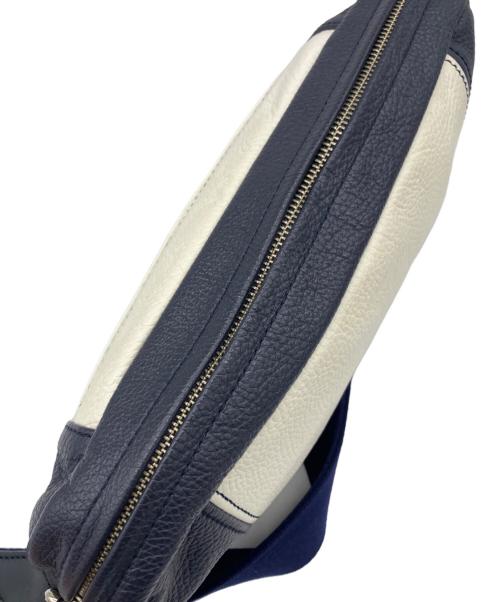 Vivienne Westwood man（ヴィヴィアン ウェストウッド マン）Vivienne Westwood man (ヴィヴィアン ウェストウッド マン) レザーショルダーバッグ ネイビーの古着・服飾アイテム
