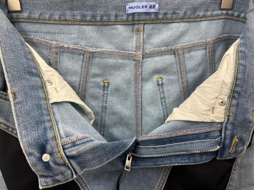 MUGLER（ミュグレー）MUGLER (ミュグレー) H&M (エイチアンドエム) Mugler × H&M  スパイラルパネルデニムパンツ スカイブルー サイズ:EUR48の古着・服飾アイテム