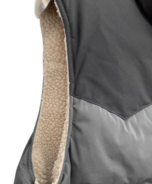 Patagonia（パタゴニア）Patagonia (パタゴニア) リバーシブル・ビビー・ダウン・ベスト グレー×ベージュ サイズ:サイズ表記無しの古着・服飾アイテム