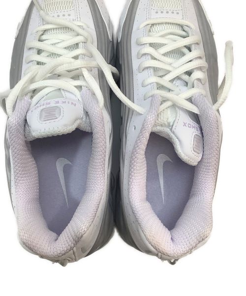 NIKE（ナイキ）NIKE (ナイキ) WMS SHOX R4 ホワイト×グレー サイズ:25の古着・服飾アイテム