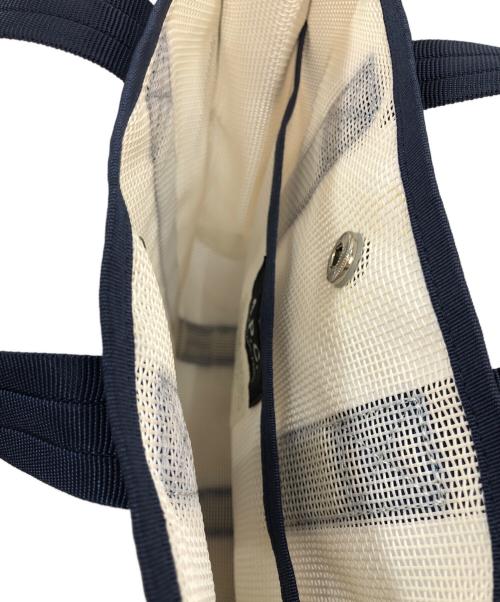A.P.C.（アーペーセー）A.P.C. (アーペーセー) メッシュバッグ ホワイト×ネイビーの古着・服飾アイテム