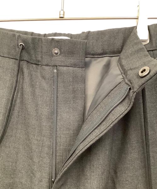 MIESROHE（ミースロエ）MIESROHE (ミースロエ) ミースロエ 2タックドロストテーパーパンツ グレーの古着・服飾アイテム