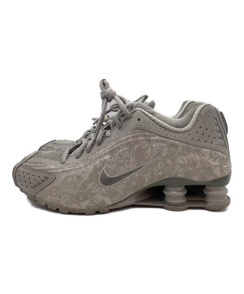 NIKE（ナイキ）NIKE (ナイキ) NIKE WMNS SHOX R4 FloralCollege GreyFlat Pewter グレー サイズ:US7.5の古着・服飾アイテム