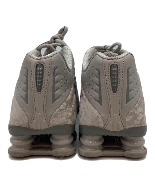 NIKE（ナイキ）NIKE (ナイキ) NIKE WMNS SHOX R4 FloralCollege GreyFlat Pewter グレー サイズ:US7.5の古着・服飾アイテム