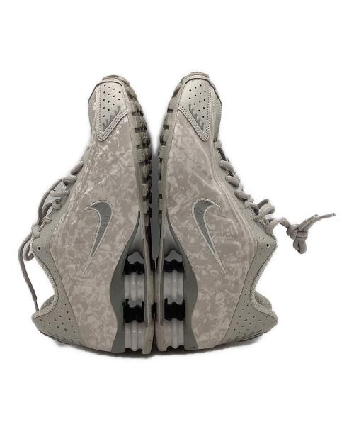 NIKE（ナイキ）NIKE (ナイキ) NIKE WMNS SHOX R4 FloralCollege GreyFlat Pewter グレー サイズ:US7.5の古着・服飾アイテム