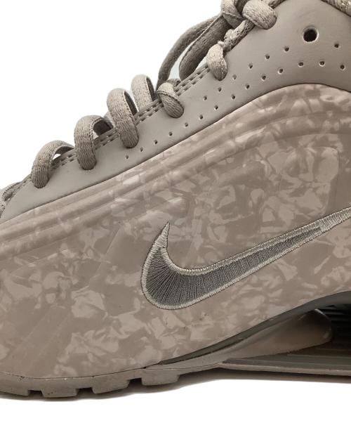 NIKE（ナイキ）NIKE (ナイキ) NIKE WMNS SHOX R4 FloralCollege GreyFlat Pewter グレー サイズ:US7.5の古着・服飾アイテム