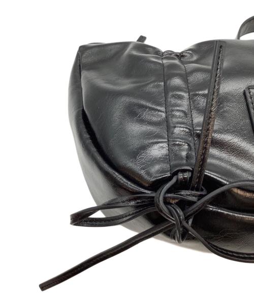 Matin Kim（マーティン キム）Matin Kim (マーティン キム) HALF SHIRRING RIBBON ROUND BAG ブラックの古着・服飾アイテム