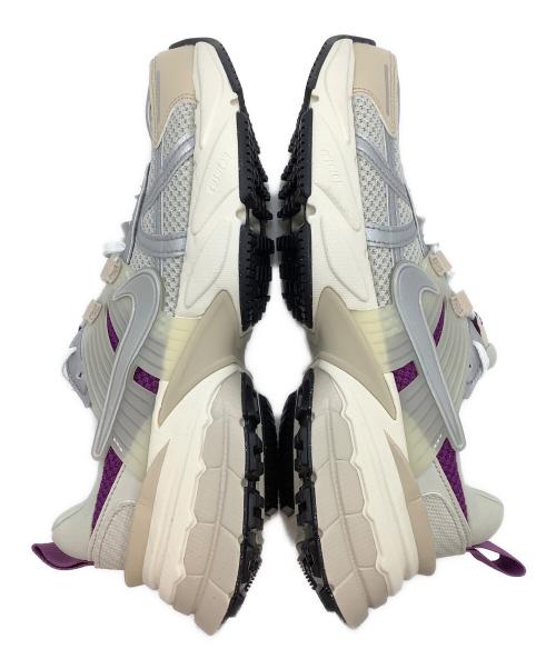 NIKE（ナイキ）NIKE (ナイキ) スニーカー アイボリー×パープル サイズ:24.5 未使用品の古着・服飾アイテム