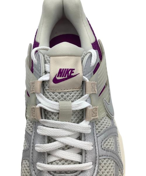 NIKE（ナイキ）NIKE (ナイキ) スニーカー アイボリー×パープル サイズ:24.5 未使用品の古着・服飾アイテム
