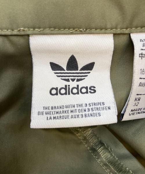 adidas（アディダス）adidas (アディダス) カーゴパンツ オリーブ サイズ:Mの古着・服飾アイテム