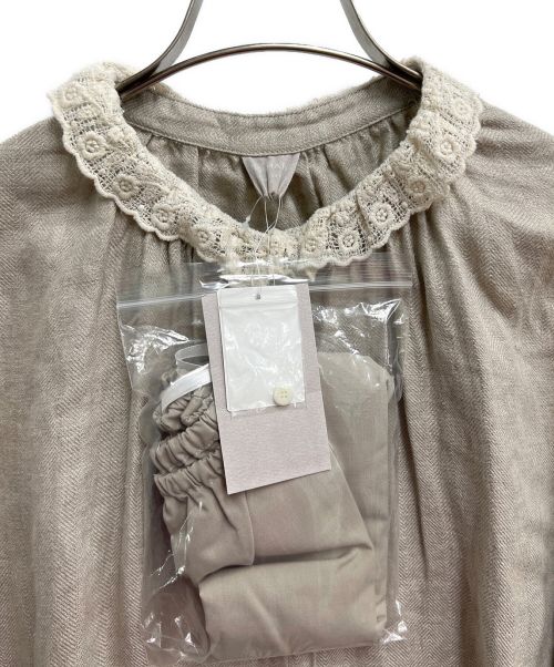 TSUHARU by samansa Mos2（ツハル バイ サマンサモスモス）TSUHARU by samansa Mos2 (ツハル バイ サマンサモスモス) レースワンピース/小花刺繍 ベージュ サイズ:F 未使用品の古着・服飾アイテム