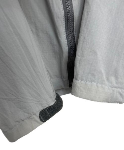 ARC'TERYX（アークテリクス）ARC'TERYX (アークテリクス) ナイロンジャケット ライトグレー サイズ:Mの古着・服飾アイテム
