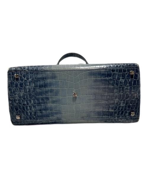 Salvatore Ferragamo（サルヴァトーレ フェラガモ）Salvatore Ferragamo (サルヴァトーレ フェラガモ) 型押しハンドバッグ ブルーの古着・服飾アイテム