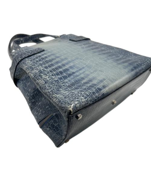 Salvatore Ferragamo（サルヴァトーレ フェラガモ）Salvatore Ferragamo (サルヴァトーレ フェラガモ) 型押しハンドバッグ ブルーの古着・服飾アイテム