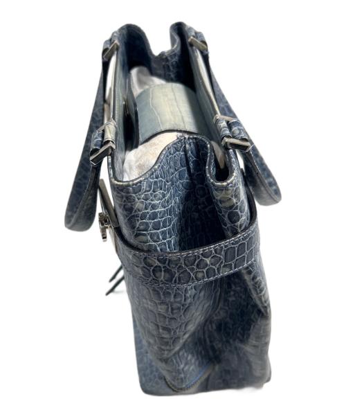 Salvatore Ferragamo（サルヴァトーレ フェラガモ）Salvatore Ferragamo (サルヴァトーレ フェラガモ) 型押しハンドバッグ ブルーの古着・服飾アイテム