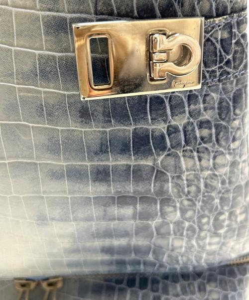 Salvatore Ferragamo（サルヴァトーレ フェラガモ）Salvatore Ferragamo (サルヴァトーレ フェラガモ) 型押しハンドバッグ ブルーの古着・服飾アイテム
