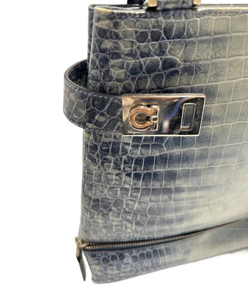 Salvatore Ferragamo（サルヴァトーレ フェラガモ）Salvatore Ferragamo (サルヴァトーレ フェラガモ) 型押しハンドバッグ ブルーの古着・服飾アイテム