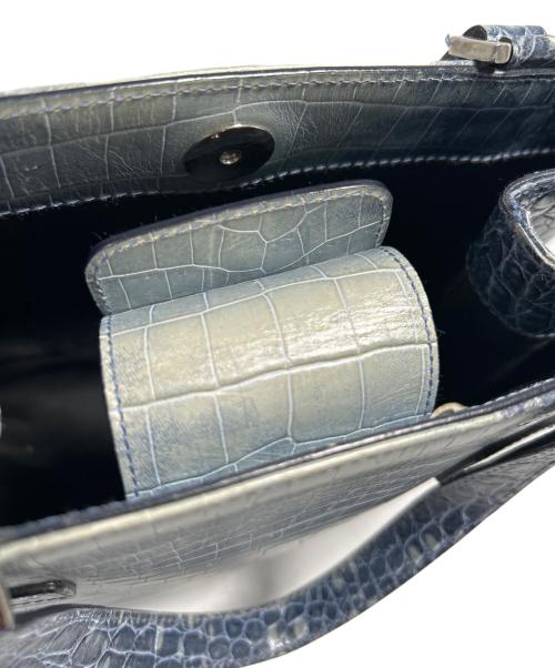 Salvatore Ferragamo（サルヴァトーレ フェラガモ）Salvatore Ferragamo (サルヴァトーレ フェラガモ) 型押しハンドバッグ ブルーの古着・服飾アイテム