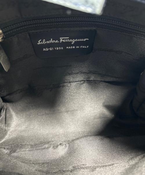 Salvatore Ferragamo（サルヴァトーレ フェラガモ）Salvatore Ferragamo (サルヴァトーレ フェラガモ) 型押しハンドバッグ ブルーの古着・服飾アイテム