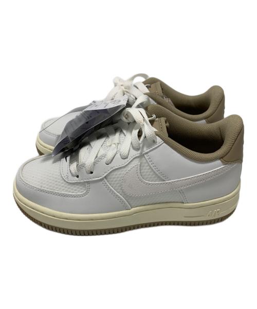 NIKE（ナイキ）NIKE (ナイキ) スニーカー ホワイト×ベージュ サイズ:22 未使用品の古着・服飾アイテム