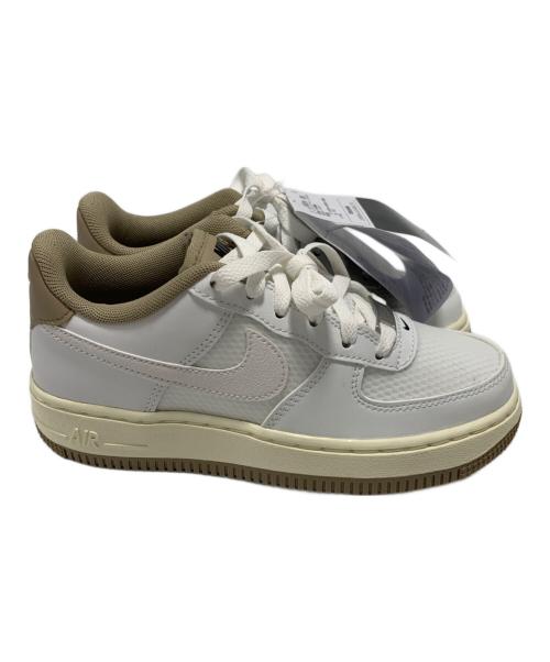 NIKE（ナイキ）NIKE (ナイキ) スニーカー ホワイト×ベージュ サイズ:22 未使用品の古着・服飾アイテム