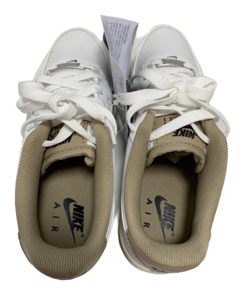 NIKE（ナイキ）NIKE (ナイキ) スニーカー ホワイト×ベージュ サイズ:22 未使用品の古着・服飾アイテム