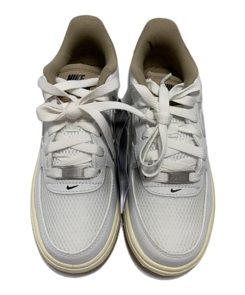 NIKE（ナイキ）NIKE (ナイキ) スニーカー ホワイト×ベージュ サイズ:22 未使用品の古着・服飾アイテム