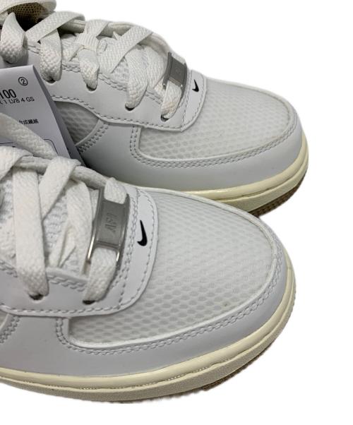 NIKE（ナイキ）NIKE (ナイキ) スニーカー ホワイト×ベージュ サイズ:22 未使用品の古着・服飾アイテム