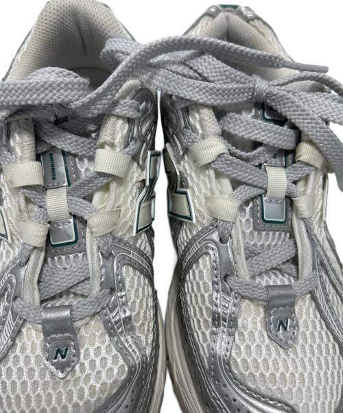 NEW BALANCE（ニューバランス）NEW BALANCE (ニューバランス) ローカットスニーカー ホワイト×シルバー サイズ:22の古着・服飾アイテム