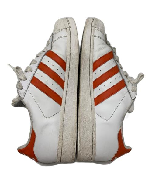 adidas（アディダス）adidas (アディダス) ローカットスニーカー ホワイト×オレンジ サイズ:27cmの古着・服飾アイテム
