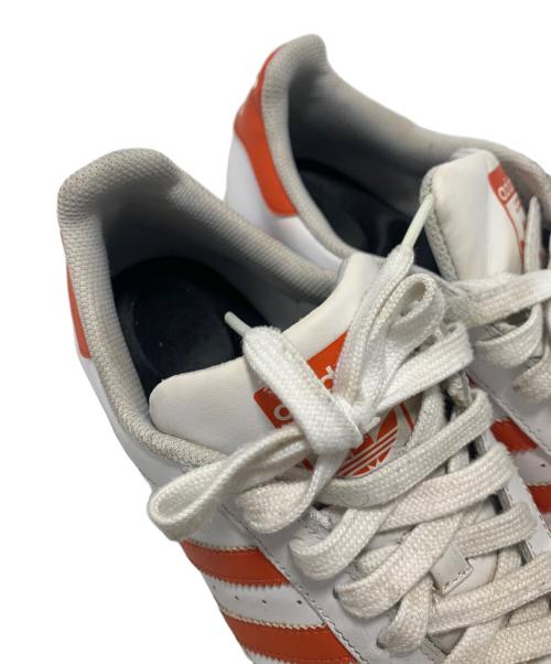 adidas（アディダス）adidas (アディダス) ローカットスニーカー ホワイト×オレンジ サイズ:27cmの古着・服飾アイテム
