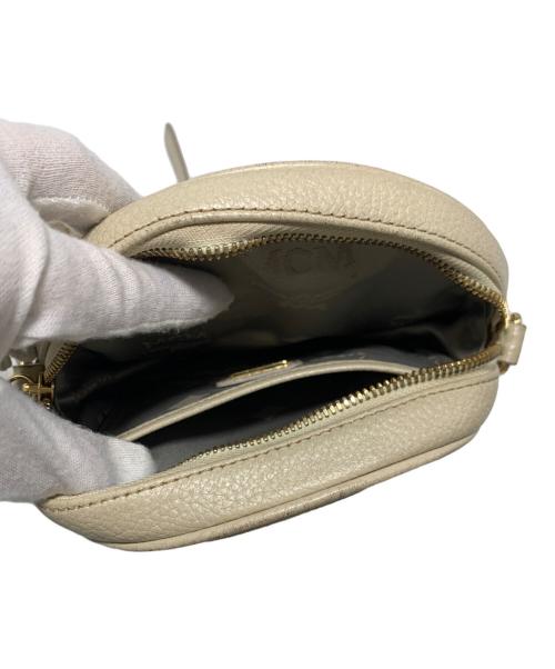 MCM（エムシーエム）MCM (エムシーエム) タッセルチャーム付ショルダーバッグ ベージュの古着・服飾アイテム