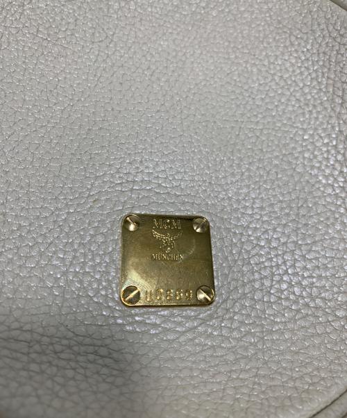 MCM（エムシーエム）MCM (エムシーエム) タッセルチャーム付ショルダーバッグ ベージュの古着・服飾アイテム