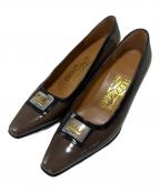 Salvatore Ferragamoサルヴァトーレ フェラガモ）の古着「エナメルパンプス」｜カーキ